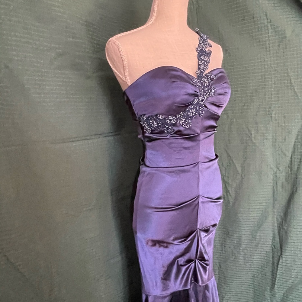 Size 6 pre owned navy gown, one shoulder